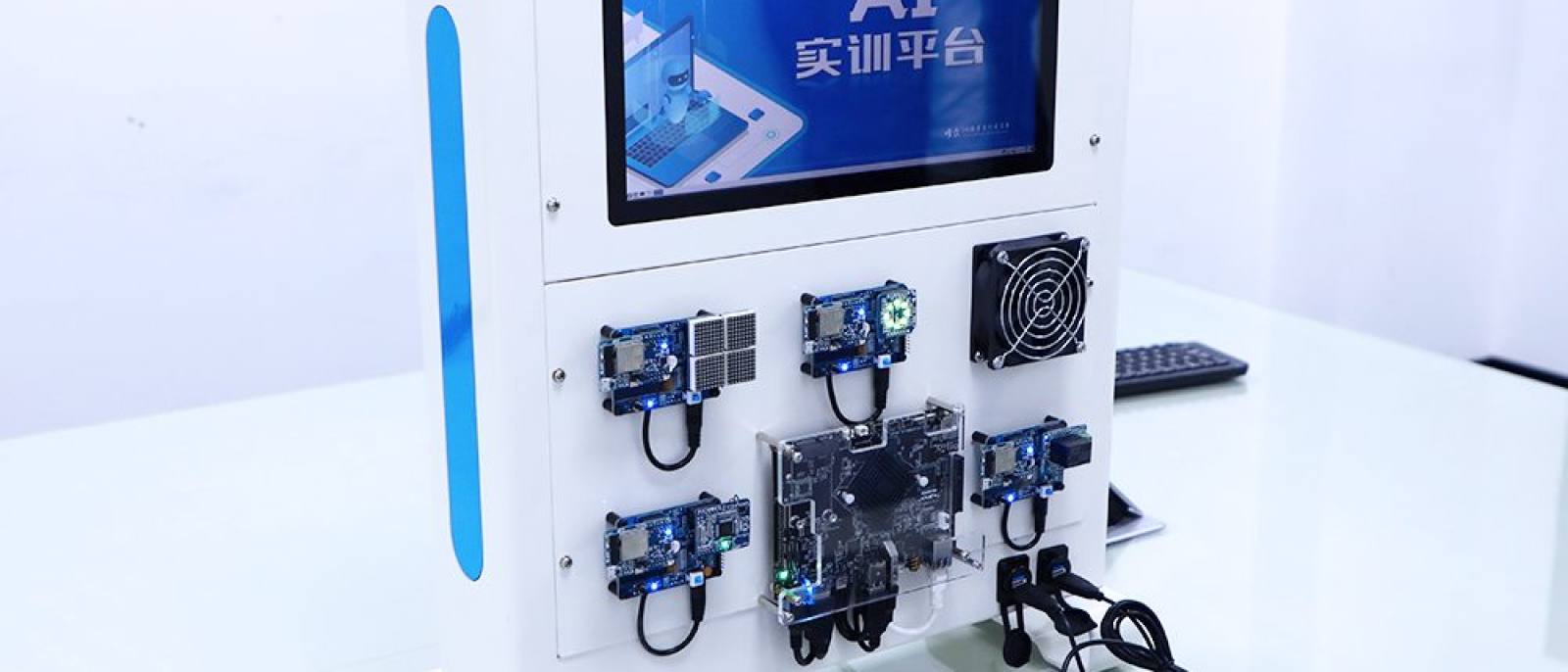 开云kaiyun电竞 首屏主视觉：AI设备制造产线